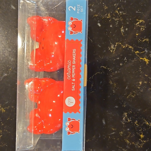 Red Crab Ceramic Salt & Pepper Shakers - Picture 3 of 6